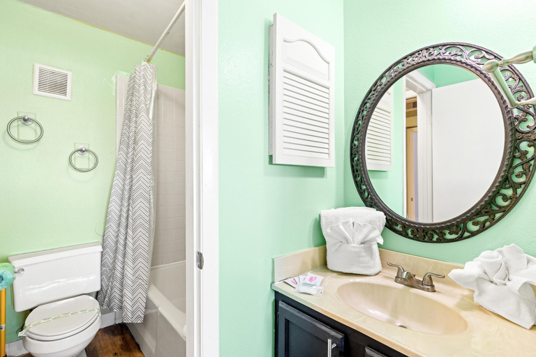 Bathroom 4, The Summit 524, Bay