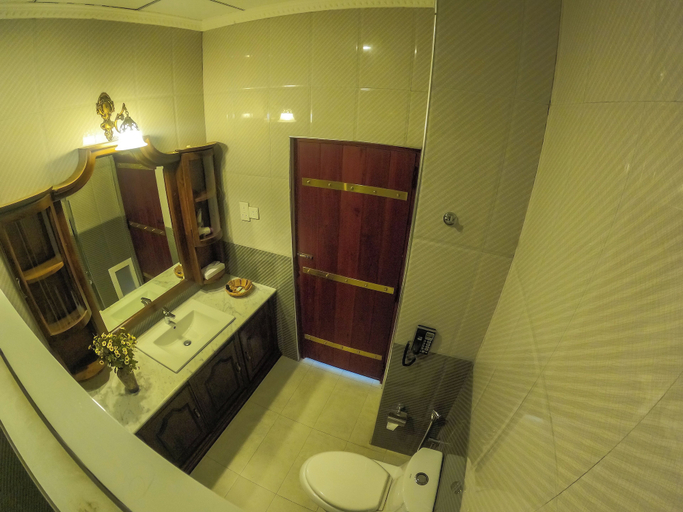 Bathroom 4, Centauria Lake Resort, Embilipitiya