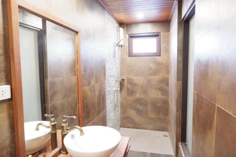 Bathroom 14