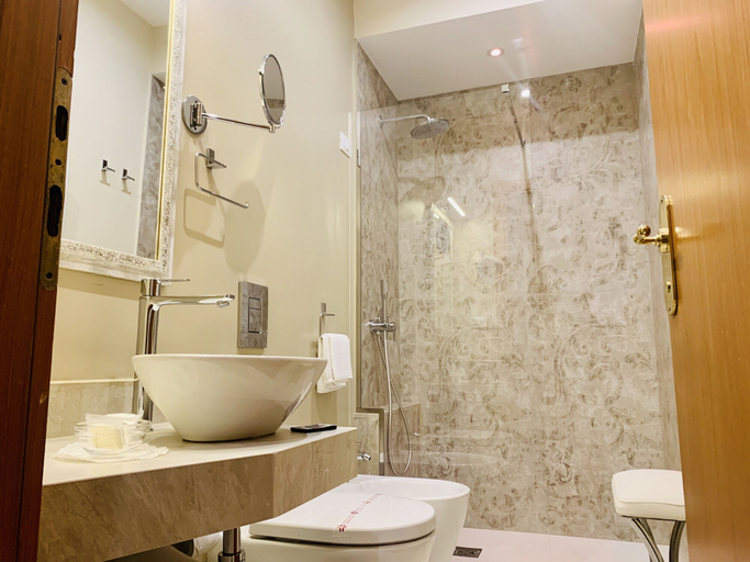 Bathroom 4, Massimo Plaza, Palermo