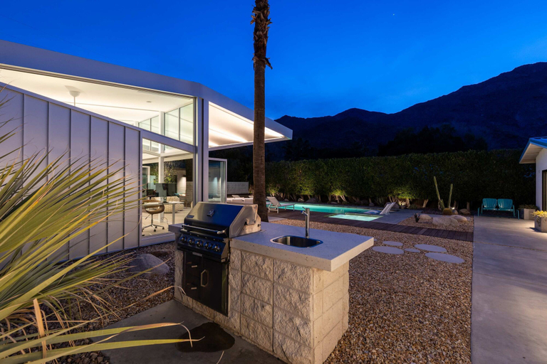 BBQ/picnic area, Luxury 4-bedroom Home With Pool Spa Stunning Mountain Views, Riverside