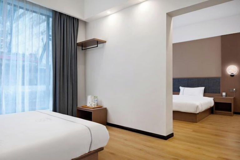 Bedroom 3, Serinity Hotel (Yangshuo West Street Lijiang Branch), Guilin