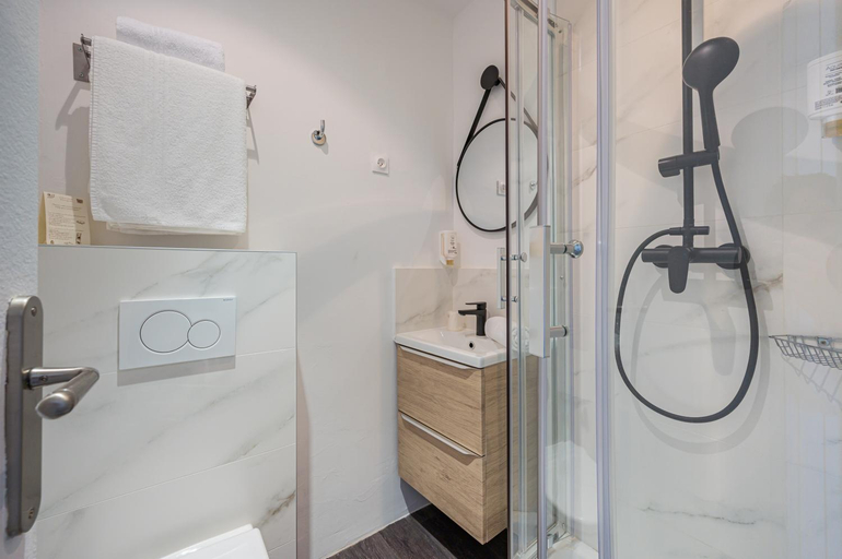 Bathroom 2, Hotel Select, Alpes-Maritimes