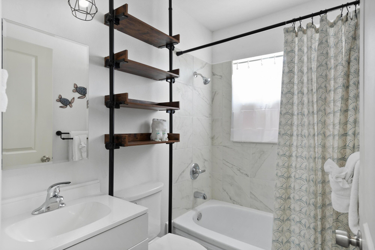 Bathroom, Lucky Charm 1, Lee