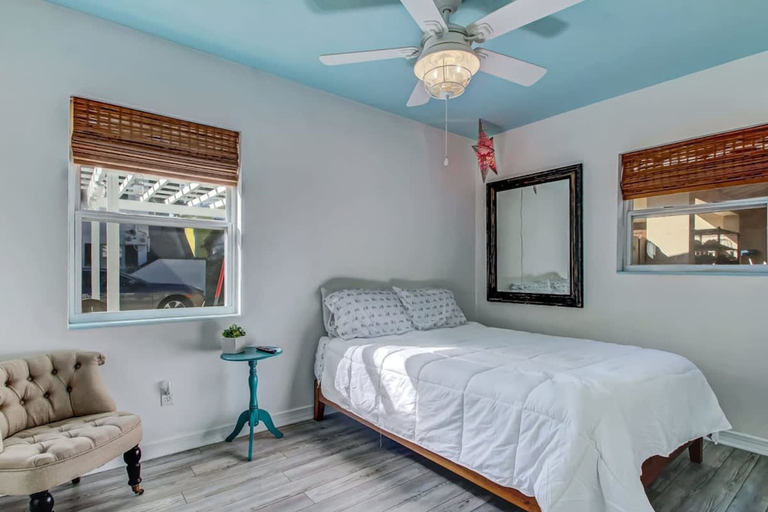 Room 2, Hot Tub Free Parking Retro Cottage Games, Saint Johns