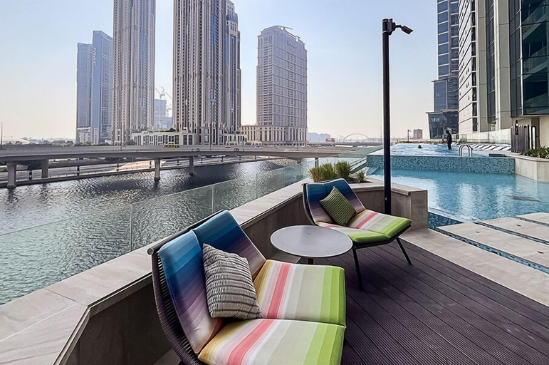 Sport & Beauty 5, Chic 1BR at the Canal Business Bay, Dubai