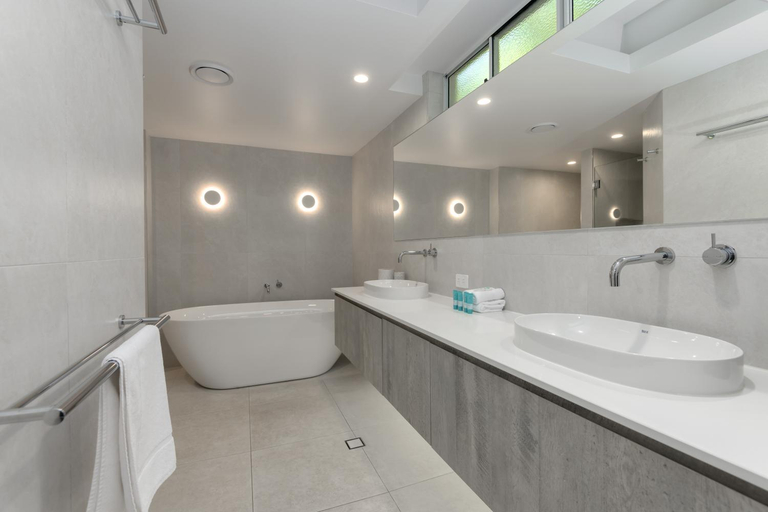Bathroom 4, Mandalay Luxury Beachfront Apartments, Douglas