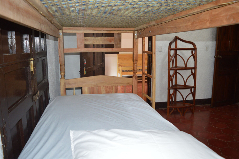 Bedroom, caracolito hostal, León