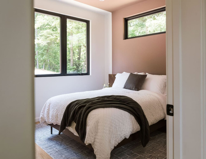 Room 3, Tiny Home in the Woods Hot Tub 4 Miles to DT Haus 50, Buncombe