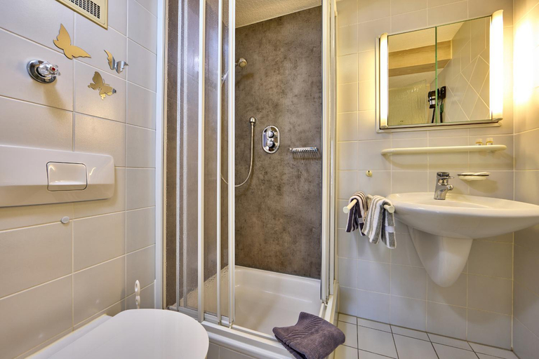 Bathroom 2, Hotel Antonia, Garmisch-Partenkirchen