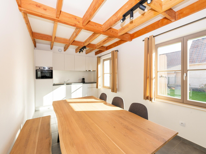 Dining 5, Holiday Home in Koksijde With Garden & Parking, West-Vlaanderen