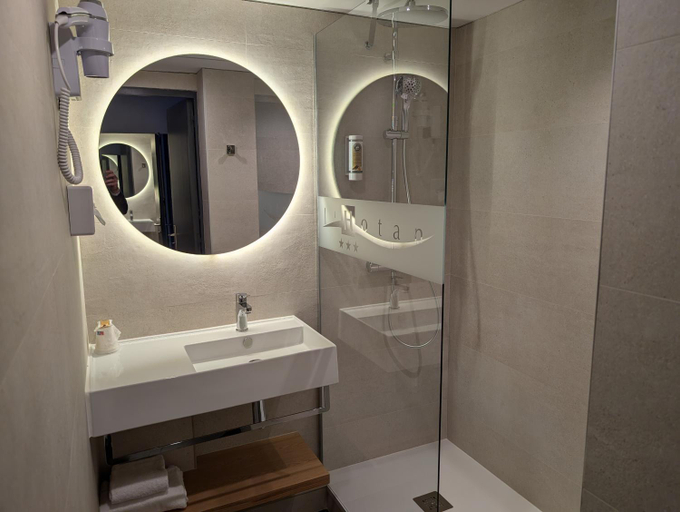 Bathroom 4, Hotel L'Hotan, Haute-Garonne