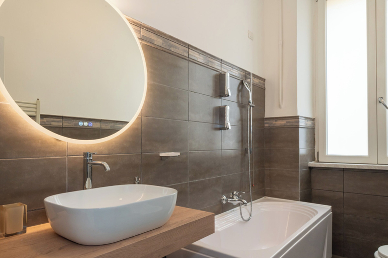 Bathroom 5, Nox, Rome