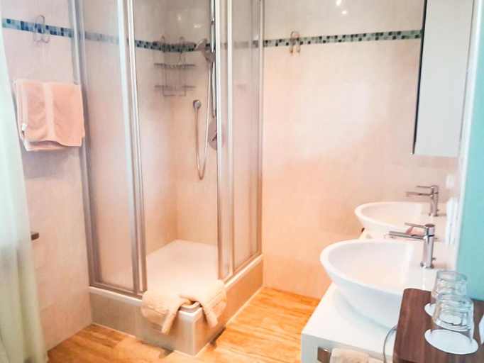 Bathroom 2, Hotel Der Seehof, Passau