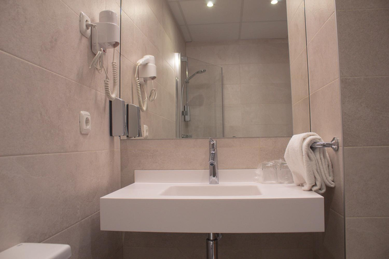 Bathroom 2, Hotel Ezeiza, Guipúzcoa