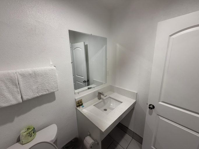 Bathroom 4, Hi-Way Host Motel, Los Angeles
