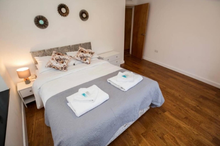 Room 5, 4 Bed Flat - Sleeps 10 - Pets - Parking, London