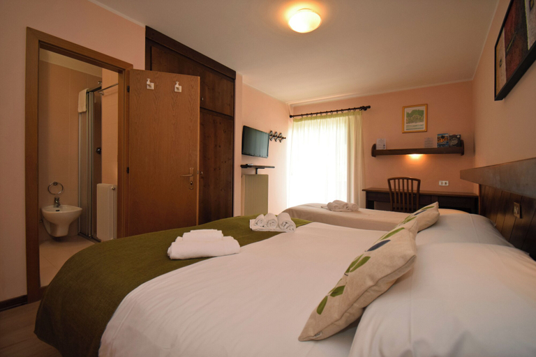 Bedroom 3, Hotel Comelico, Belluno