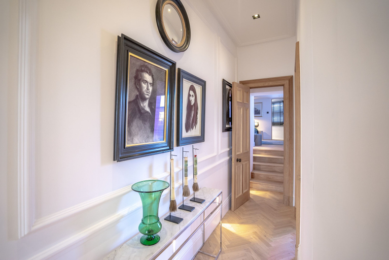 Room 2, Cadogan Square - 2 Bedroom Apartment V, London