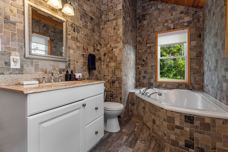 Bathroom 3, Port Cunnington Lodge, Muskoka