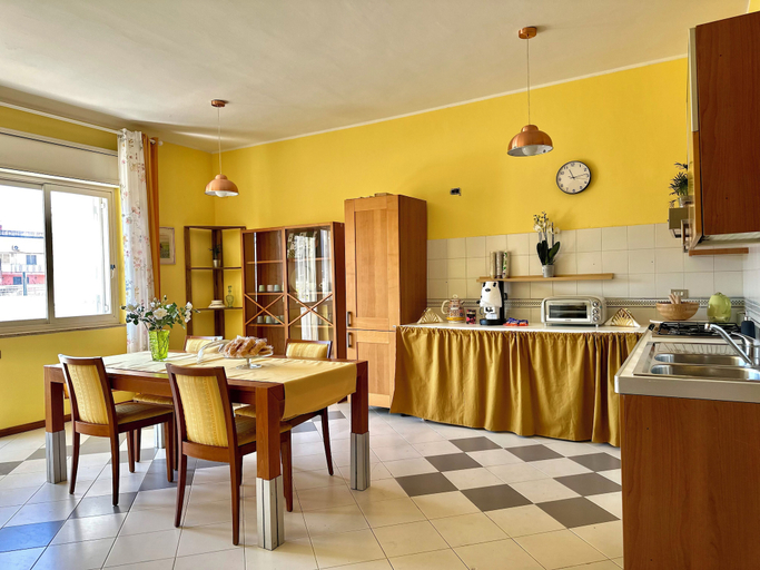 Others 5, B&B Holiday, Napoli