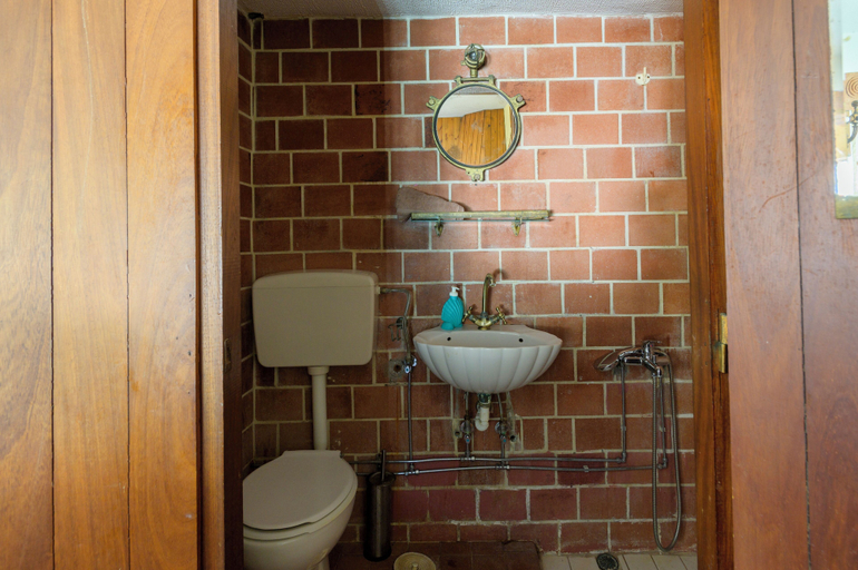 Bathroom, Nikos Panagiotareas House, Peloponnese