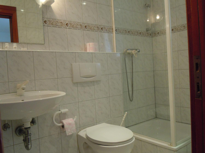 Bathroom 4, Tropicana, Central Macedonia