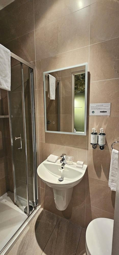 Bathroom 4, Kilronan House, Dublin