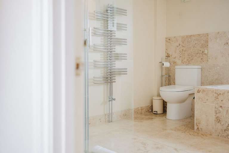 Bathroom 3, Mulberry Cottage 5BD in Wiltshire, Wiltshire