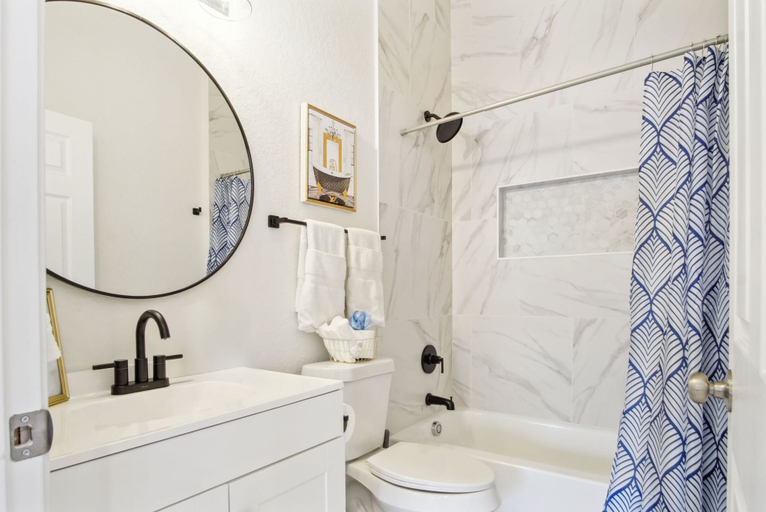 Bathroom 3, 3br-2ba Cityscape Haven With Panoramic Tower View!, Bexar