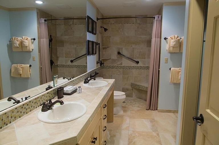 Bathroom 3, Inn at Spanish Head, Lincoln