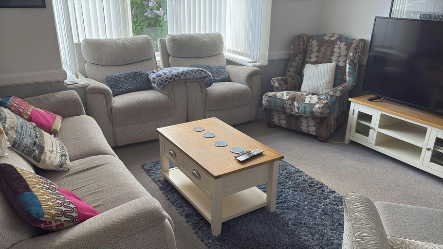 Living area 4, 5 Bed Villa - Sleeps 10 - Pets - Garden - Parking, Lincolnshire