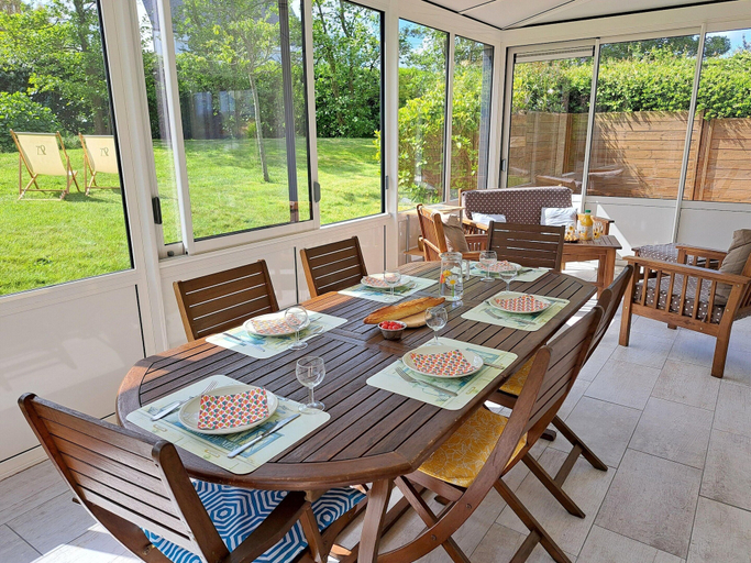 Dining 2, Holiday Home in Plouarzel Near Sandy Beach, Finistère