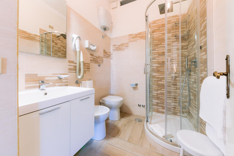 Bathroom 5, Hotel Toro, Salerno
