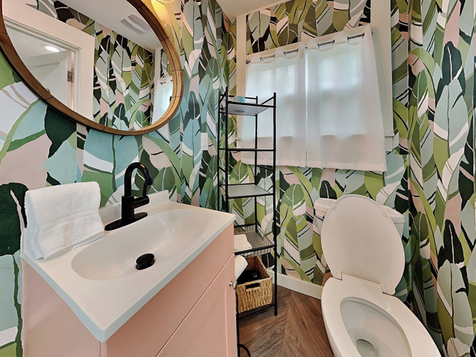 Bathroom 3, Coral Cottage by Miss Kitty’s, Aransas