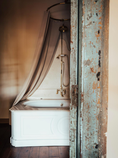 Bathroom 3, Jardins Secrets, Gard