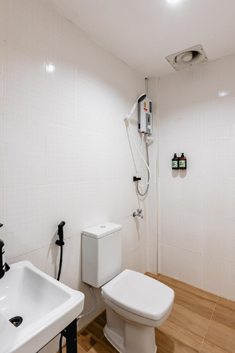 Bathroom 3, Budget Prime Location 2 BR/6 Persons Patong Beach, Pulau Phuket