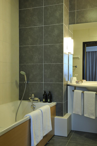 Bathroom 3, Adagio Nantes Centre Aparthotel, Loire-Atlantique