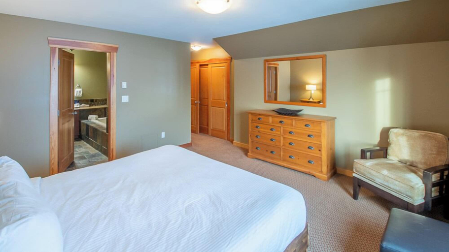 Bedroom 2, Pinnacle Ridge Chalets by Fernie Lodging, East Kootenay