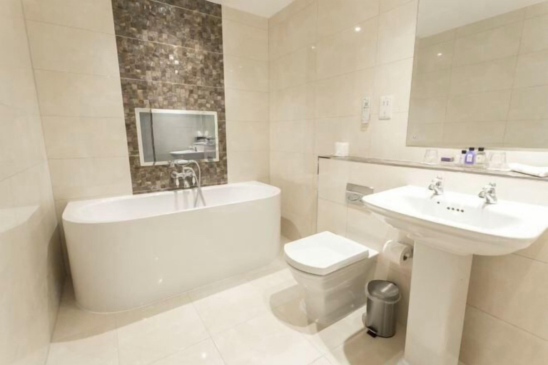 Bathroom 3, Swan's Nest Hotel, Warwickshire
