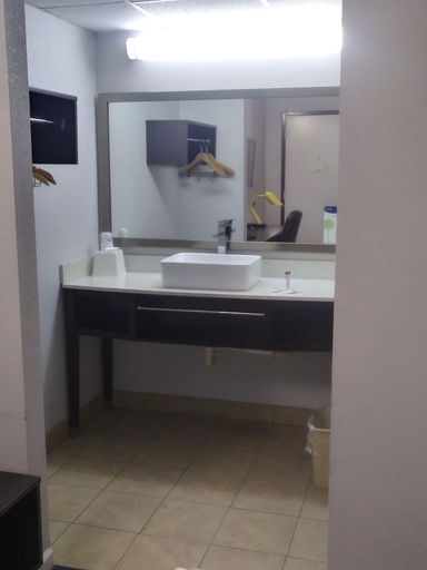 Bathroom 4, Motel 6 Carlisle, PA - Cumberland Valley, Cumberland