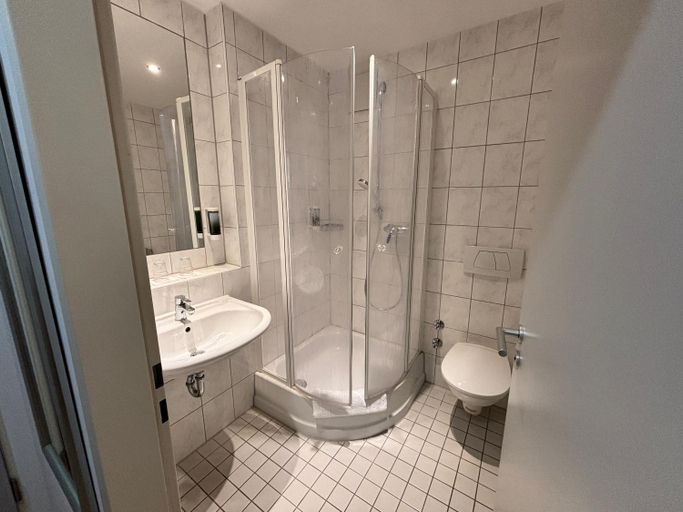 Bathroom 2, Hotel & Apart4you, Erding