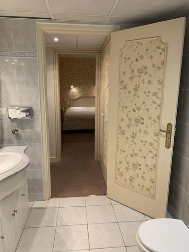 Bathroom 4, Hotel Chiffre, Tarn