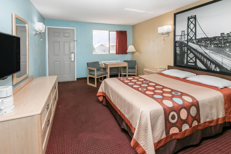 Bedroom 3, Super 8 by Wyndham Bishop, Inyo