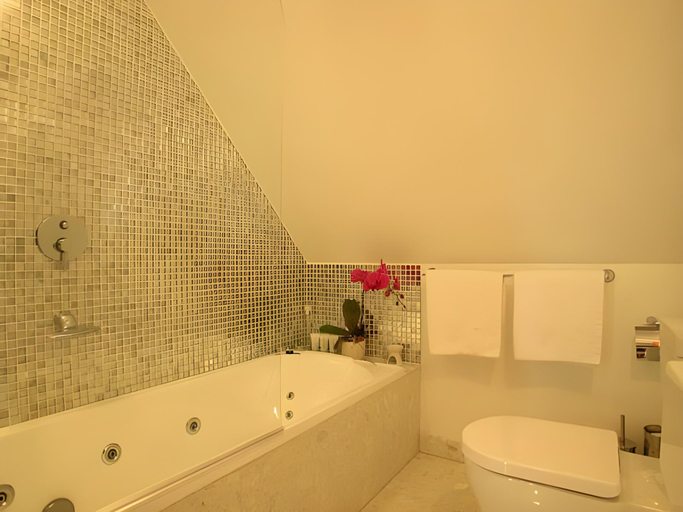Bathroom 2, Shambhala @ Byron, Byron