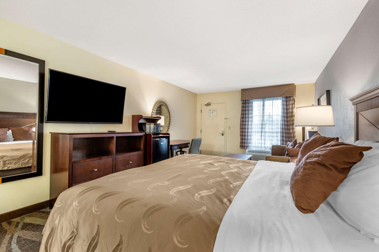 Bedroom 4, Quality Inn Windsor Mill, Baltimore
