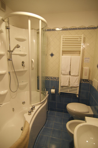 Bathroom 5, Hotel Due Torri, Napoli