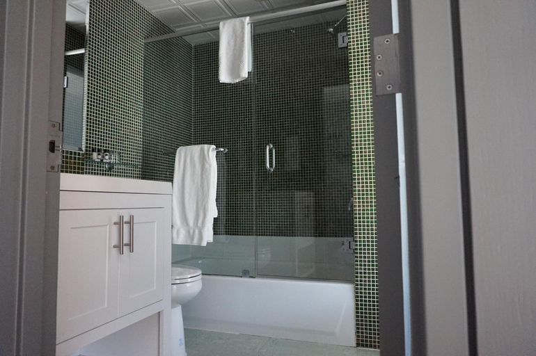 Bathroom 3, The Ridge Hotel, New York