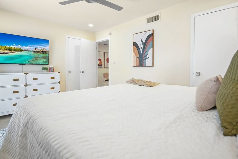 Room 3, Walk Downtown Free Parking By Conch House Games, Saint Johns