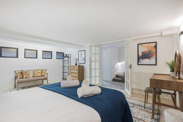 Room 2, Stunning South Kensington House With 4 Bedrooms, London